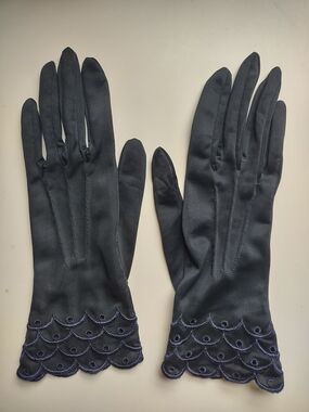 True Vintage Elegant Sheer Dress Gloves with Scalloped Embroidery Navy Size Sm